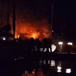 Φωτιά σε σκάφος στη μαρίνα Λαυρίου- Καταστράφηκε ολοσχερώς