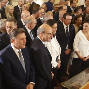 Ορκίστηκε η νέα κυβέρνηση: Αγκαλιές και συγκίνηση από τους «πρωτάρηδες»
