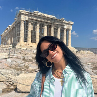 Η Dua Lipa ανέβηκε στην Ακρόπολη και ανάρτησε φωτογραφίες