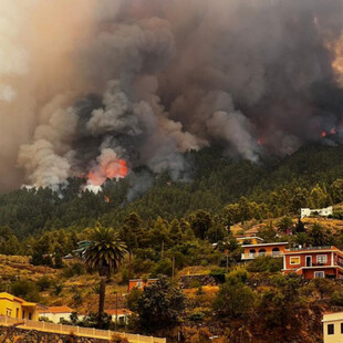 Μεγάλη φωτιά στο νησί Λα Πάλμα – Τουλάχιστον 500 πολίτες απομακρύνθηκαν