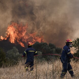Φωτιά στον Κουβαρά: Εκκενώσεις περιοχών, κινείται ανεξέλεγκτη - Απειλούνται σπίτια