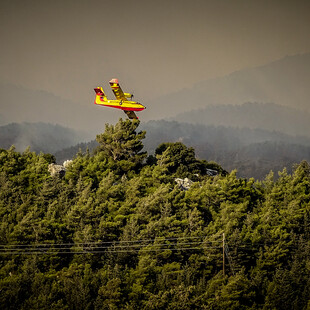 Φωτιά στη Ρόδο: Καίγονται τρία ξενοδοχεία - Εκκενώσεις με βάρκες από την θάλασσα 