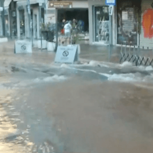 Πλημμύρισε η Ερμού στη Θεσσαλονίκη- Έσπασε αγωγός, χωρίς ρεύμα η περιοχή