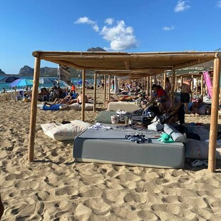 Φαλάσαρνα: Πώς κατελήφθη ασφυκτικά η πιο ωραία παραλία της Ελλάδας χωρίς καμμία άδεια