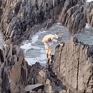 Έσωσε πρόβατο που ήταν εγκλωβισμένο σε βράχο, πάνω από τη θάλασσα- Το κουβάλησε στους ώμους