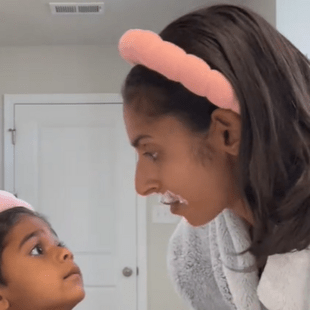 Μητέρα εξηγεί στον γιο της ότι είναι φυσιολογικό οι γυναίκες να έχουν τριχοφυΐα