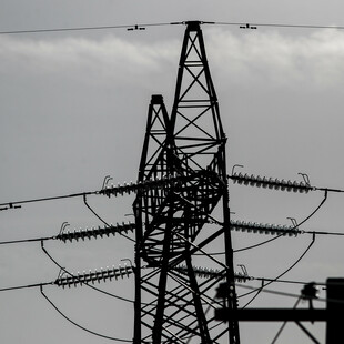 Διακοπή κυκλοφορίας στη Λεωφόρο Αθηνών – Σουνίου: Έπεσε καλώδιο από κολώνα της ΔΕΗ