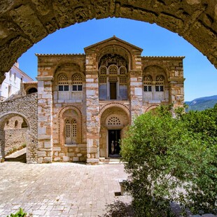 Η ξακουστή μονή του Οσίου Λουκά, που γλίτωσε παρά τρίχα από τις φλόγες 