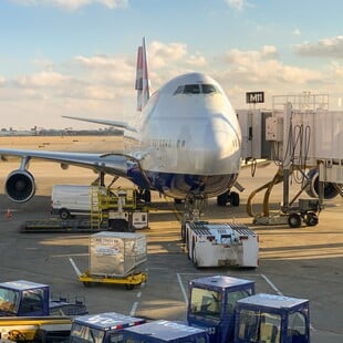 Βρετανία: Χάος στα αεροδρόμια - Καθυστερήσεις και ακυρώσεις πτήσεων λόγω «τεχνικού προβλήματος»