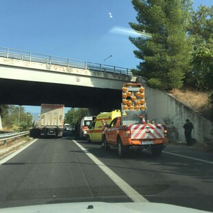 Μαγνησία: Ασθενοφόρο με τρεις επιβάτες άρπαξε φωτιά στον κόμβο Βελεστίνου