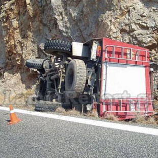 Φωκίδα: Ανατροπή πυροσβεστικού οχήματος με δύο τραυματίες