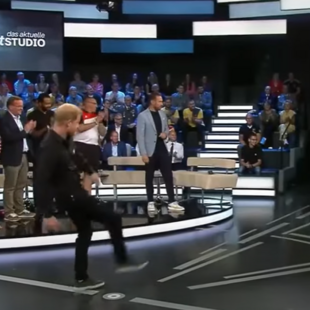 Πρίγκιπας Χάρι: Έπαιξε ποδόσφαιρο σε τηλεοπτική εκπομπή και δεν σκόραρε ούτε μια φορά