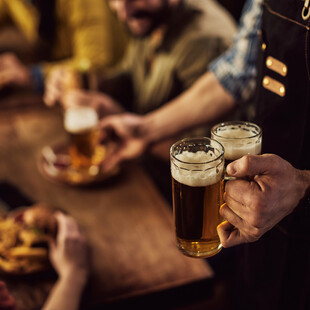 Oktoberfest beer party: Mία ξεχωριστή γιορτή της μπύρας έρχεται για δεύτερη χρονιά στο Nomads Athens στην Ερμού