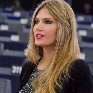 Εύα ΚαΪλή: Η πρώτη εμφάνιση στο Ευρωπαϊκό Κοινοβούλιο μετά την αποφυλάκιση 