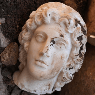 Ανακαλύφθηκε άθικτη προτομή του Μεγάλου Αλεξάνδρου