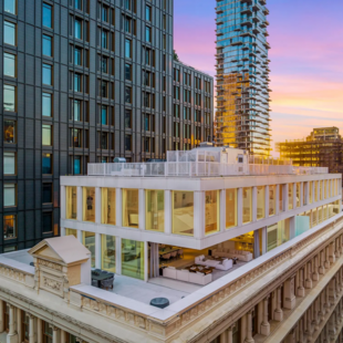 Ένα εντυπωσιακό penthouse στολίζει την κορυφή του Cast Iron House