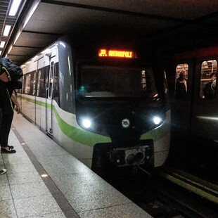 Μετρό: Απεγκλωβίστηκε η γυναίκα που έπεσε στις γραμμές