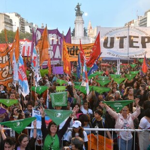 Αργεντινή: Χιλιάδες γυναίκες διαδήλωσαν για το δικαίωμα στην άμβλωση