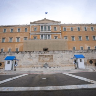 Προϋπολογισμός 2024: Κατατέθηκε στη Βουλή το προσχέδιο- Τι προβλέπει