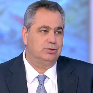Άθλια ομοφοβικά υπονοούμενα κατά Κασσελάκη από τον διευθυντή του ΣΚΑΪ 100,3, Βασίλη Χιώτη