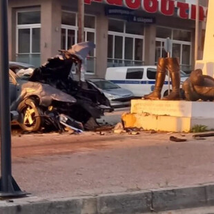 Τροχαίο δυστύχημα στη Φλώρινα: Αυτοκίνητο συγκρούστηκε με άγαλμα