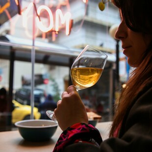 Πίνουμε (και) οικονομικά στα wine bars