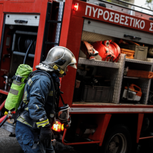 Φωτιά στη Γλυφάδα- Εντοπίστηκε γυναίκα απανθρακωμένη