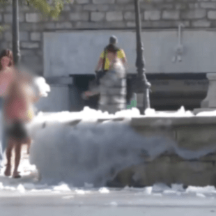 Γέμισε ξανά αφρούς το σιντριβάνι στην πλατεία Συντάγματος