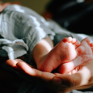 BBC: Μωρό σώθηκε με καισαρική τομή όταν πέθανε η μητέρα του στη Γάζα 