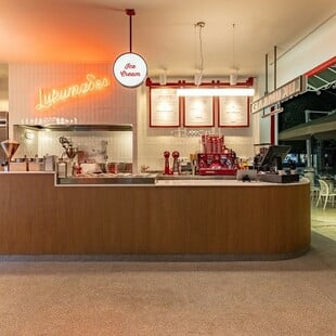 LUKUMÁΔΕΣ: Γιορτάζουν 10 χρόνια με νέα καταστήματα σε Πειραιά και Ακρόπολη