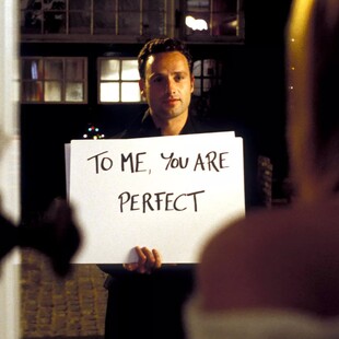 CHECK ΔΕΥΤΕΡΑ «Love Actually»: η συνήθεια που έγινε λατρεία έκλεισε τα 20 χρόνια