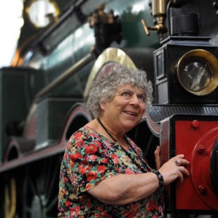 Miriam Margolyes: Αποφάσισε να συγκατοικήσει με τη σύντροφό της μετά από 56 χρόνια σχέσης