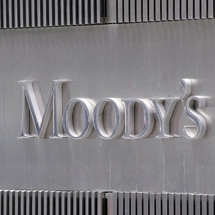 Ο Moody’s υποβαθμίζει την προοπτική του αξιόχρεου των ΗΠΑ σε «αρνητική»