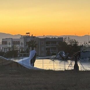 Κακοκαιρία: Ξηλώθηκε στέγαστρο αθλητικού χώρου στη Θεσσαλονίκη