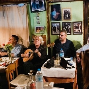 Δεν μπορείς να φανταστείς τι εστί Δόμνα, αν δεν ζήσεις μια βραδιά στην Άνω Πόλη