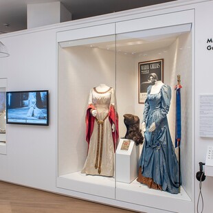 Το Μουσείο Μαρία Κάλλας Δήμου Αθηναίων υποδέχεται δύο εμβληματικά κοστούμια από την Σκάλα του Μιλάνου 
