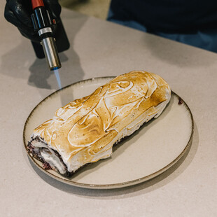 Ο Αντώνης Σελέκος φτιάχνει κορμό ψυγείου Black Forest