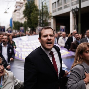 Αντιπολίτευση από τους πολίτες και το «κίνημα της γραβάτας» που επέστρεψε