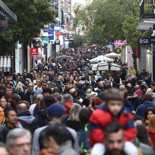 Κοσμοσυρροή στην Ερμού, παρά το τσουχτερό κρύο