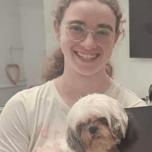 Η 17χρονη Ισραηλινή όμηρος που ελευθερώθηκε κρατώντας αγκαλιά το σκύλο της μιλάει για τις στιγμές που έζησε 
