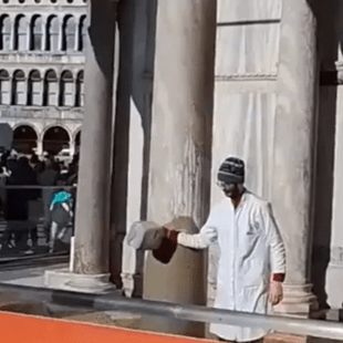 Βενετία: Ακτιβιστές έριξαν λάσπη στη Βασιλική του Αγίου Μάρκου