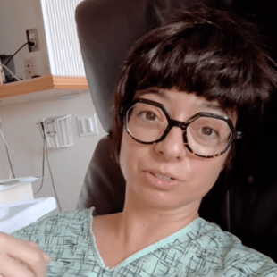 Big Bang Theory: Η Κέιτ Μικούτσι διαγνώστηκε με καρκίνο του πνεύμονα