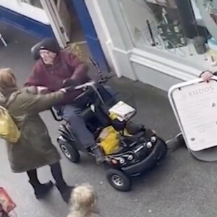 Επιτέθηκε με το αμαξιδιό του σε άλλο πελάτη επειδή αγόρασε το τελευταίο γλυκό