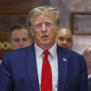 Τραμπ: Πουλάει κομμάτια του κοστουμιού που φορούσε όταν συνελήφθη, αλλά υπάρχουν «ψιλά γράμματα»