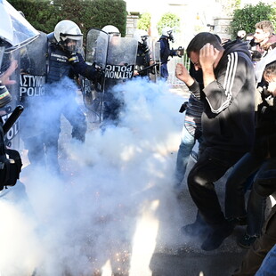 Επεισόδια με χημικά στο Καβούρι - Στην πορεία διαμαρτυρίας φοιτητών 