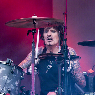 Τόμι Λι: Γυναίκα τον κατηγορεί για σεξουαλική επίθεση σε πτήση με ελικόπτερο