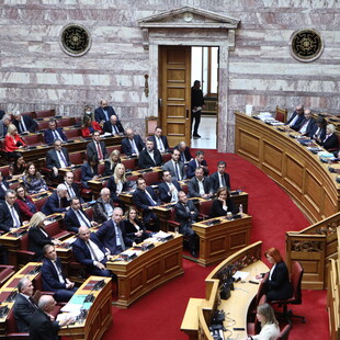 Βουλή: Ψηφίστηκε το πολυνομοσχέδιο του υπουργείου Οικονομικών