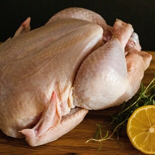 Πρέπει ή όχι να πλένουμε το ωμό κοτόπουλο; Οι ειδικοί απαντούν