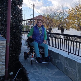 Θεσσαλονίκη: Έκλεψαν το αναπηρικό αμαξίδιο της πρώην ευρωβουλευτή Ευαγγελίας Τζαμπάζη
