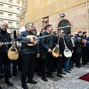 Βασίλης Καρράς: Πλήθος κόσμου στο λαϊκό προσκύνημα